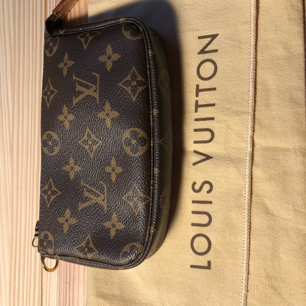 Louis Vuitton Pochette bucket accessories